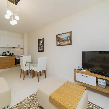 شقة Flat W Pool Garden And Balcony 7 Min To Beach *