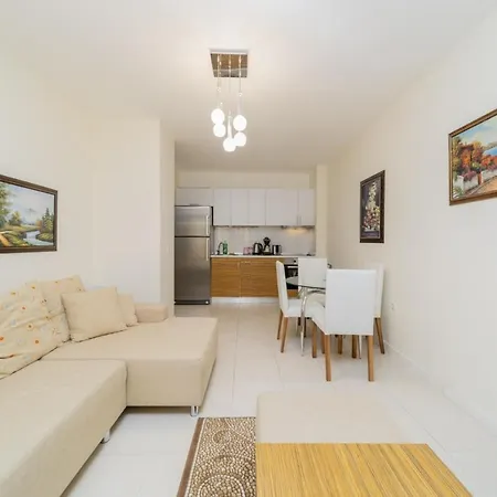 Flat W Pool Garden And Balcony 7 Min To Beach شقة *
